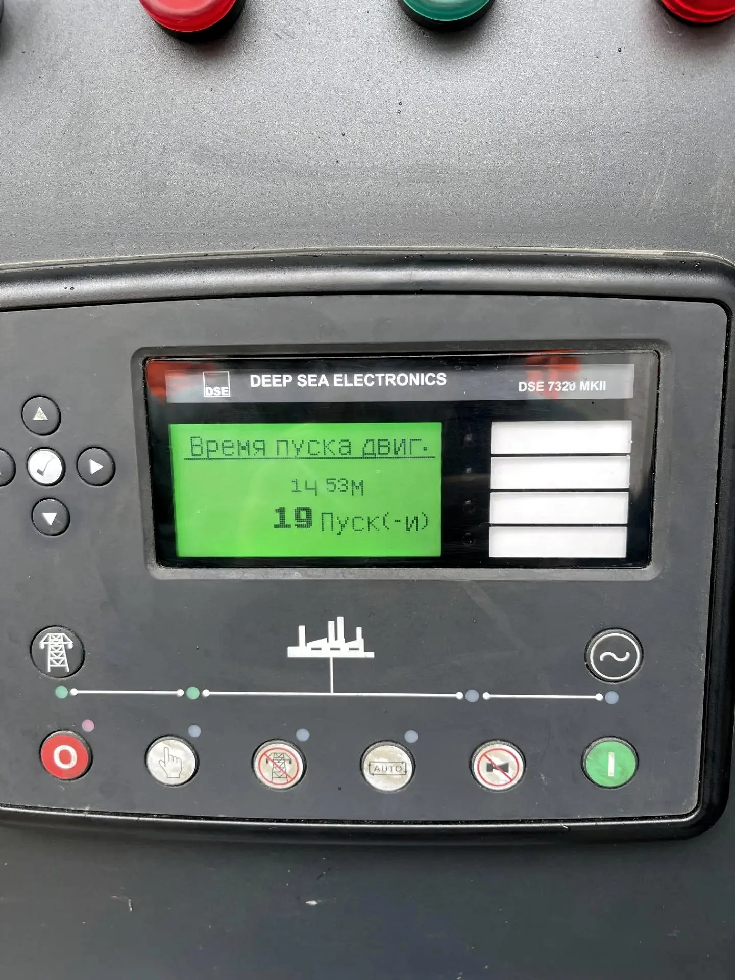 Контроллер DeepSea DSE7320 MKII на панели управления ДГУ